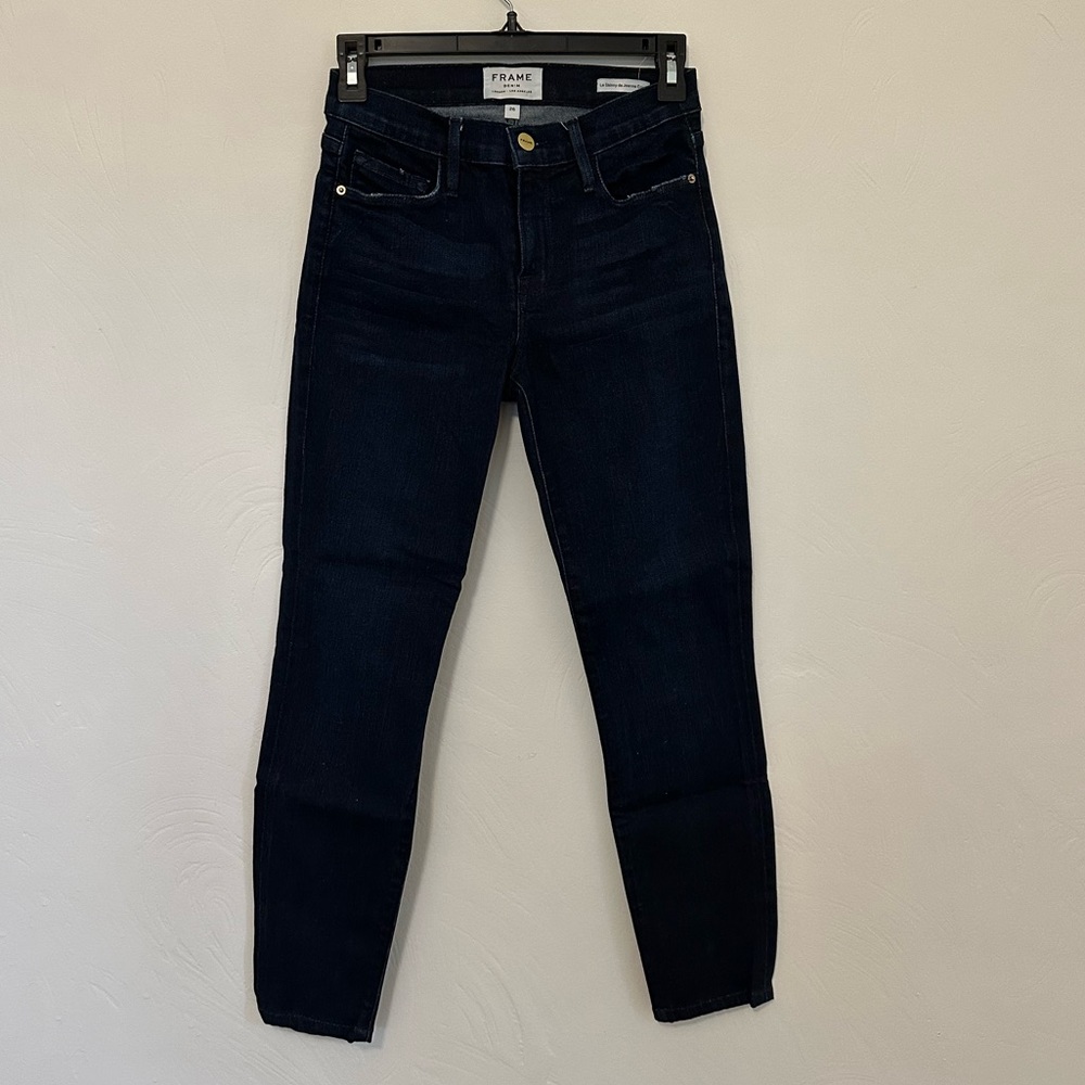 Frame Le Skinny de Jeanne Crop; Dark wash skinny jean